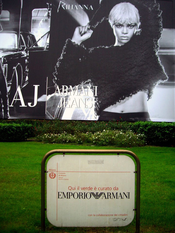 Armani reklama Milane