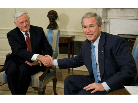 Prezidentai susitikimo metu draugiškai spaudė vienas kitam ranką | AFP Photo/Scanpix
