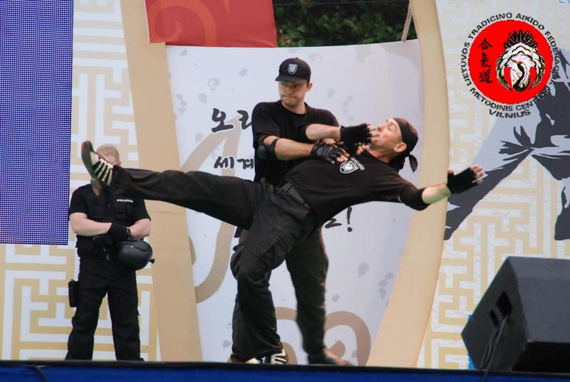 Kovinių veiksmų demonstracija pasauliniame kovos menų festivalyje Pietų Korėjoje.