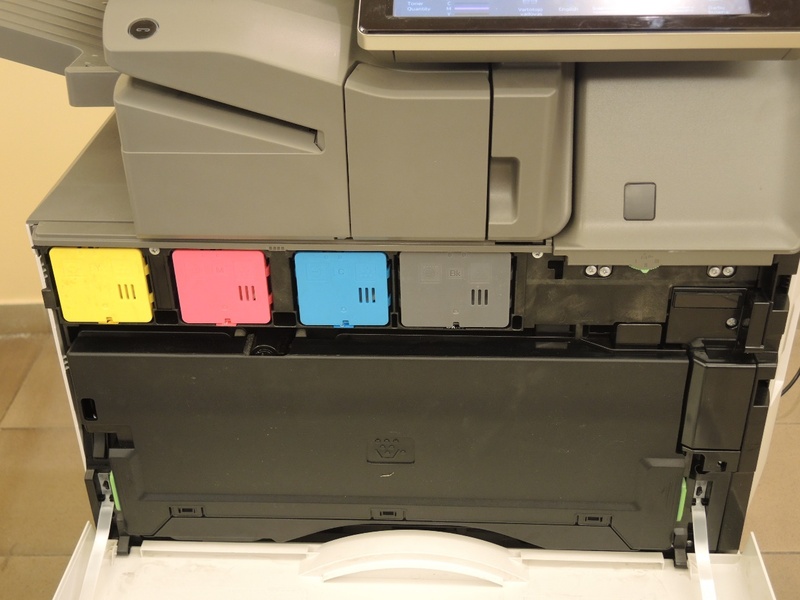 Spalvoto lazerinio spausdintuvo tonerio konteineriai. Sharp MX3060N, „Biuro mašinos“ nuotrauka.