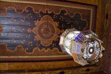 Medinės lubos ir šviestuvas tunisietiškame name