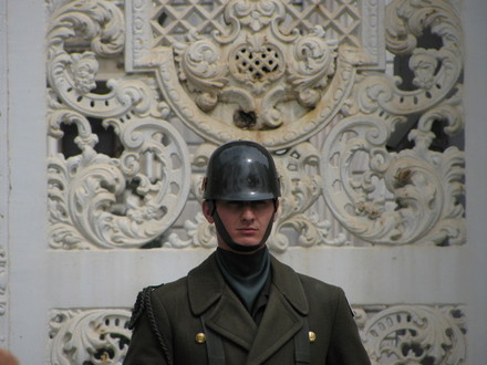 Stambulas, Dolmabache rūmų vartų sargybinis