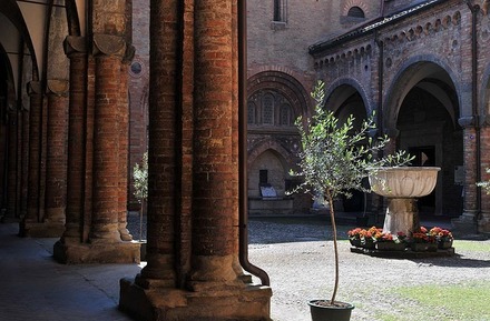 Bolonija. Šv. Stepono bazilikos kiemelis