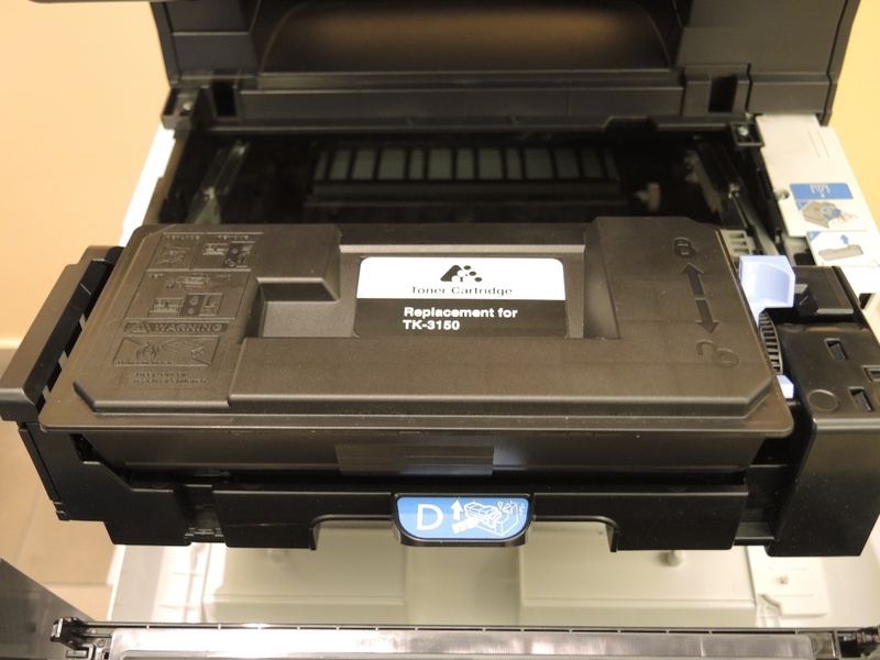 Kyocera M 3040 IDN spausdintuvo toneris patogiai įtaisytas išsitraukiančioje lentynėlėje.