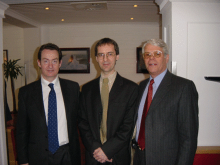 M.Uribė JK garbės konsulas (iš kairės JK Ambasadorius Lietuvoje 2004 Colin Roberts; iš dešinės JK Prekybos rūmų pirmininkas Thomas Hughes) | Nuotraukos iš asm. M. Uribės archyvo