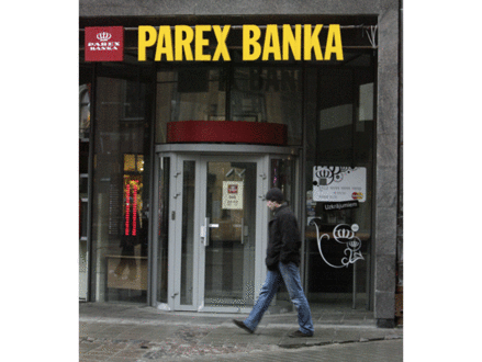 Šalia Rygos senamiestyje įsikūrusio "Parex bank" kol kas sunerimusių žmonių nematyti | Reuters/Scanpix